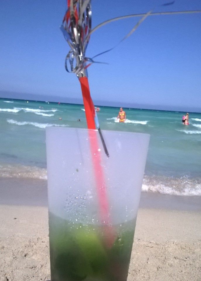 Mojito ja lämmin päivä rannalla. Photo copyright STravel